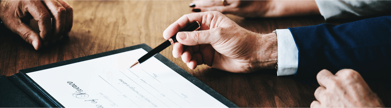 Persona revisando un documento contable