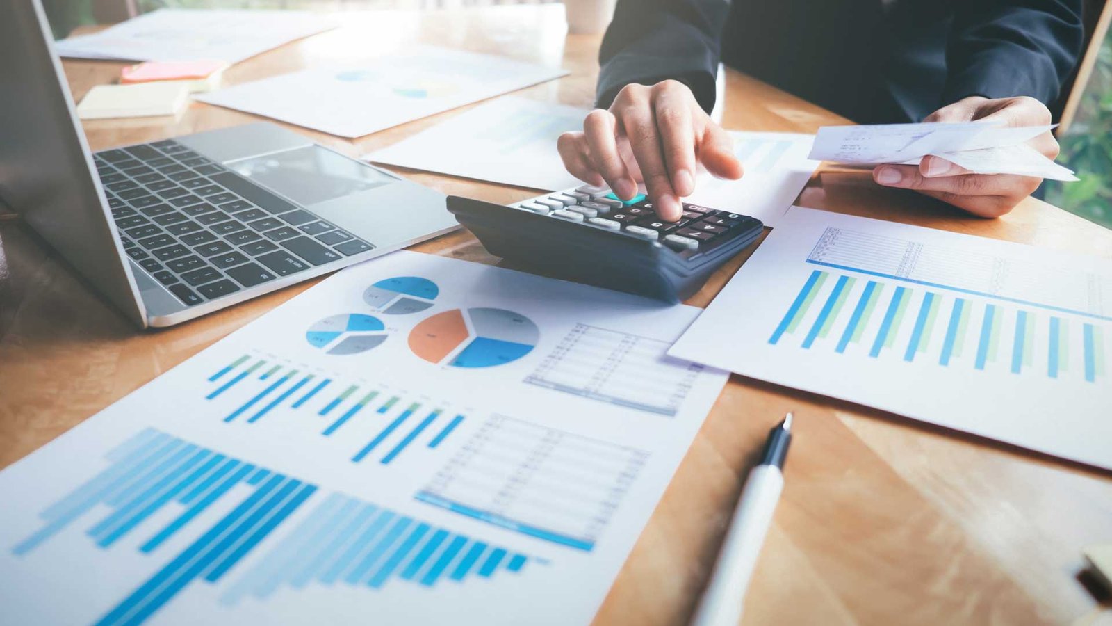 Profesionales analizando obligaciones y planificación tributaria de una empresa