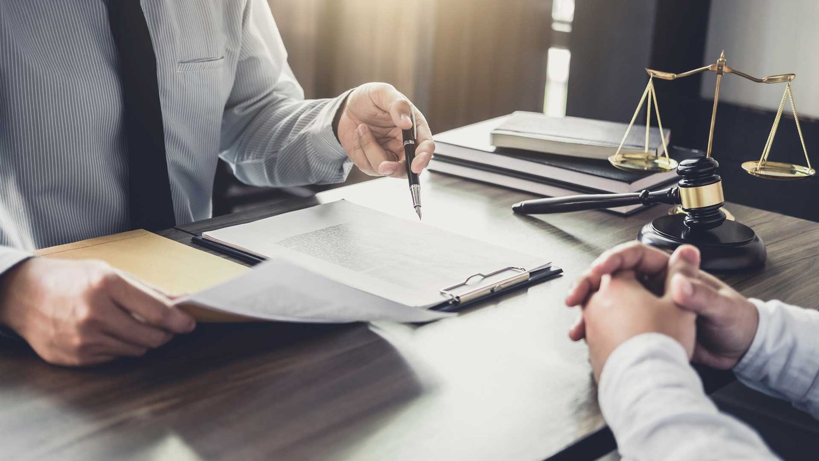 Profesionales revisando información contable y financiera de una empresa